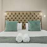 Modern Studio With Pool, Parking And King Bed In Historic Cape Town City Centre